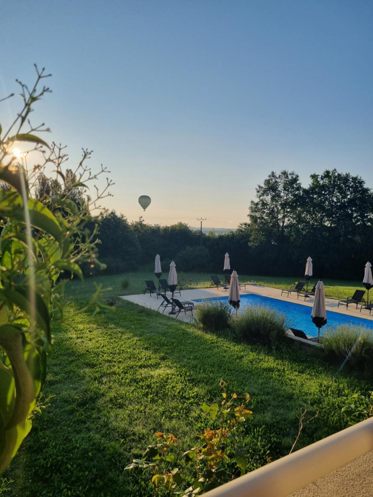 Au Perigord Noir Hotel Hautefort Exterior photo
